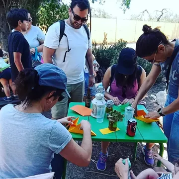 Eine Besuchergruppe spaziert durch den Lebenshof
